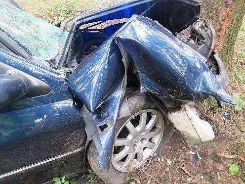 Na skutečnost, že pneumatiky na mokré silnici snadněji uklouznou a auto může dostat smyk, doplatilo hned několik motoristů.