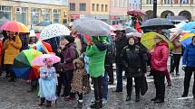 Masopust, který v centru Náchoda slavili čeští i polští sousedé, sice skrápěl déšť, přesto se příchozí dobře bavili.