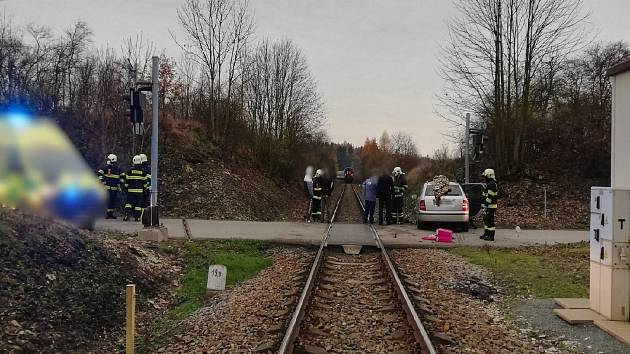 Kvůli nedávné nehodě na železničním přejezdu se cesta vlakem pro zhruba 80 cestujících jedoucích odpoledním rychlíkem z Trutnova do Prahy neplánovaně protáhla. Srážka s osobním automobilem ve Studnici způsobila nejen zranění posádce automobilu, ale i tram