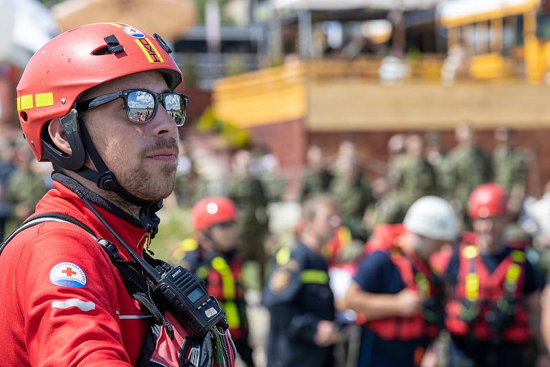 Výsadkáři 43. výsadkového pluku Armády ČR z Chrudimi nad "východočeským mořem" nacvičovali přistání ve vodě, čehož využili složky Integrovaného záchranného systému (IZS), kterým paragáni posloužili jako figuranti při záchranné akci.