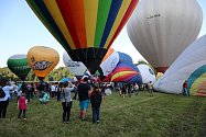 Start horkovzdušných balonů z louky u ratibořického zámku.