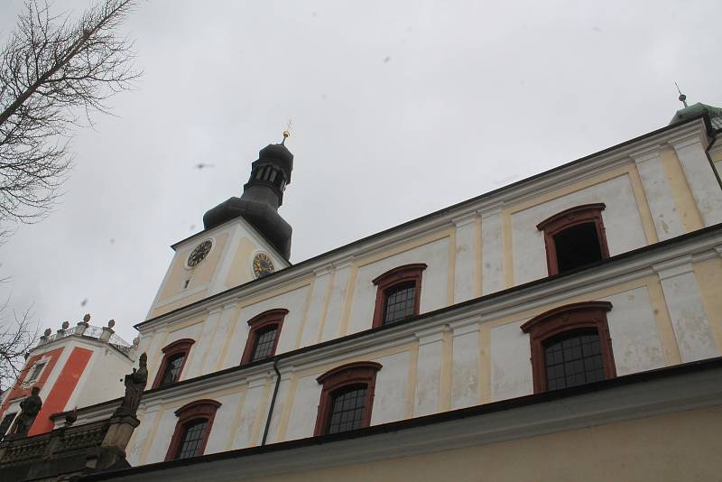 Vyražené okno se roztříštilo na dlažbě broumovského klášterního kostela sv. Vojtěcha.