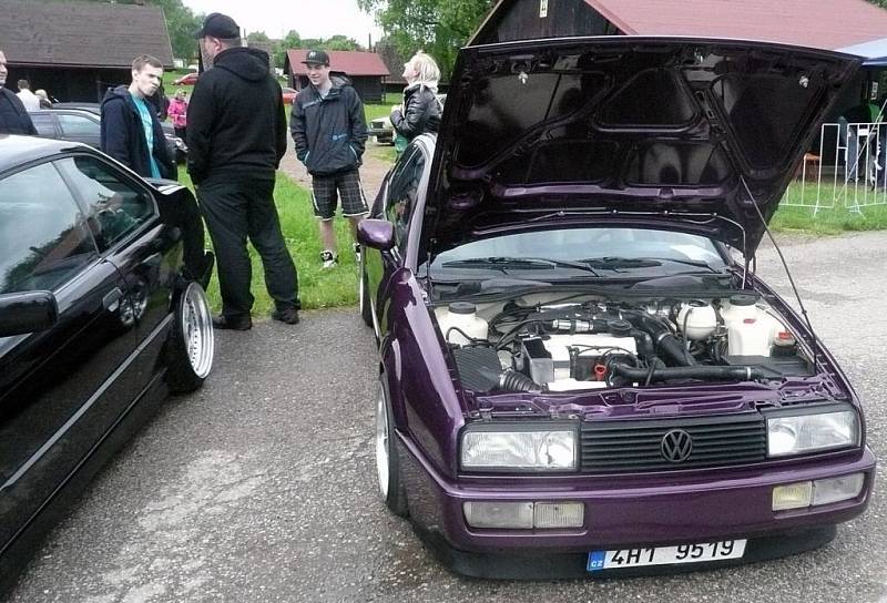 NABLÝSKANÉ POVOZY přilákaly fandy či jen tak zvídavé diváky už na 12. ročníku tradičního tuningového srazu. 