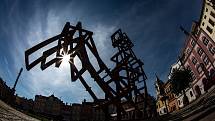 Sculpture line - mezinárodní sochařdký festival na náměstí v Broumově. Levitující postava sochaře Jakuba Flejšara a dílo Archimedon Lukáše Raise.