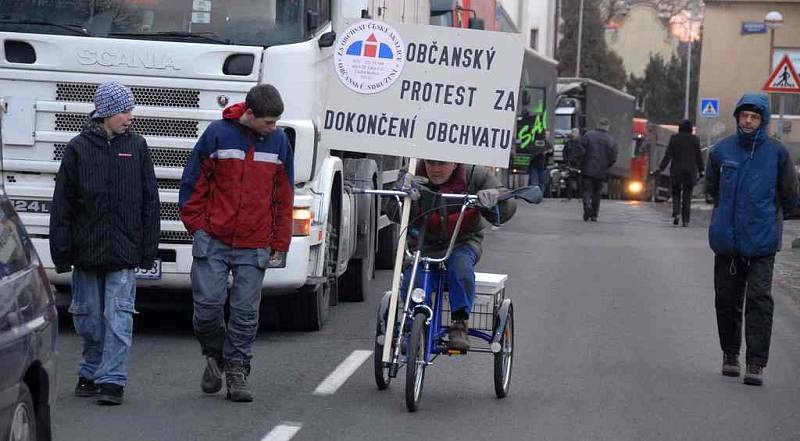 Protestní blokáda dopravy za dokončení obchvatu v České Skalicei ve čtvrtek 29. ledna 2009.