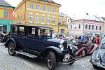 Sedmé Walbrzyšské mezinárodní rallye historických vozidel přispělo k letnímu obohacení kulturních akcí v regionech Náchodska, Broumovska a Dolního Slezska. Jednou ze zastávek bylo náměstí v Polici nad Metují.