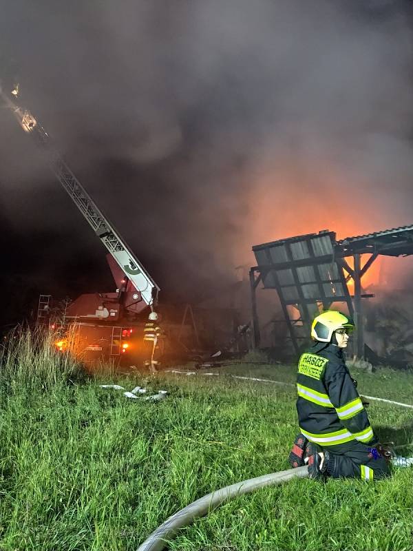 Požár skladovací haly v Žernově na Náchodsku.