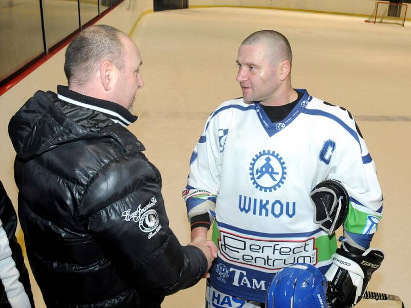 Oslavy třetího místa v letošním ročníku Krajské hokejové ligy mužů byly hodně podobné jako po loňském triumfu. Hronovští hráči se o svou radost i šampaňské podělili hned po posledním utkání sezóny se svými věrnými příznivci. 