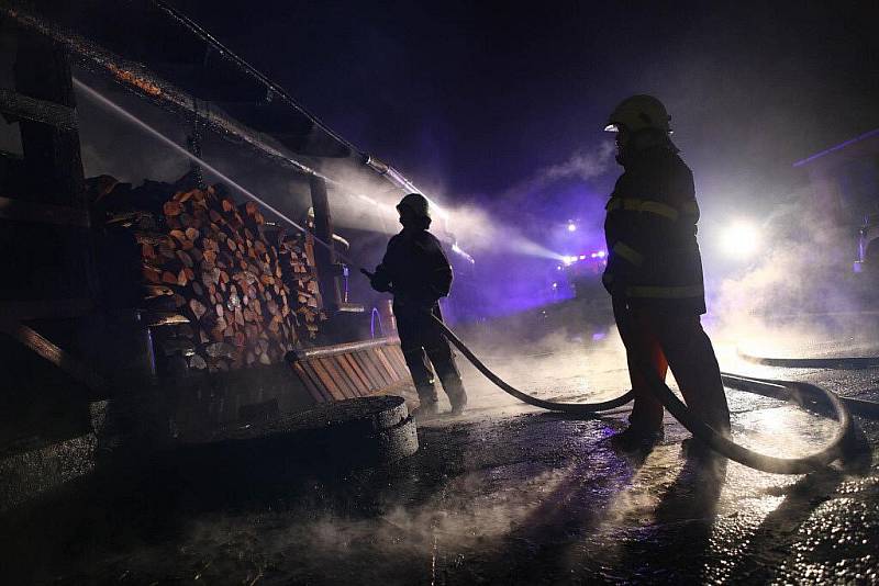 Požár hospodářského stavení v Jasenné u Jaroměře.