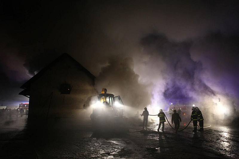 Požár hospodářského stavení v Jasenné u Jaroměře.