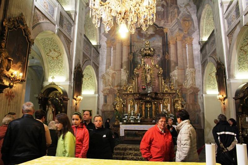 NOC KOSTELŮ přilákala do broumovského svatostánku několik desítek návštěvníků.