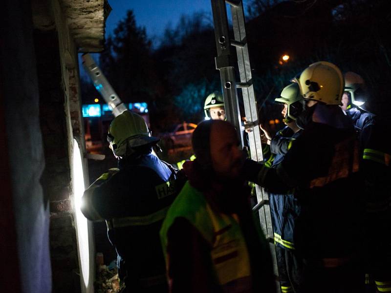 Profesionální hasiči z Dobrušky společně s dobrovolnými hasiči z Nového Města nad Metují pomohli muži, který spadl do asi dvoumetrové šachty v opuštěném objetu v Nové Městě nad Metují. 