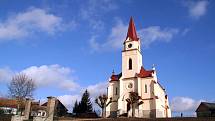 Evangelický kostel v Bohuslavicích nad Metují září do okolí po obnově.
