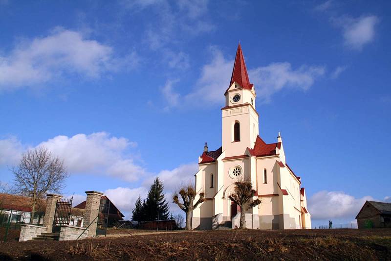 Evangelický kostel v Bohuslavicích nad Metují září do okolí po obnově.