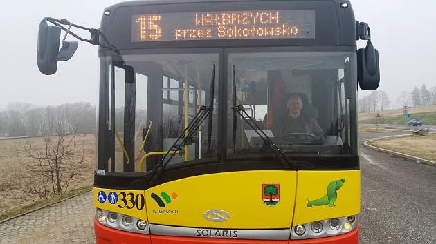 POKUD POJEDETE DO POLSKA na výlet nebo na nákup, můžete v Meziměstí u vlak. nádraží nastoupit do autobusu č. 15, který jede do centra více než stotisícového Walbrzychu.