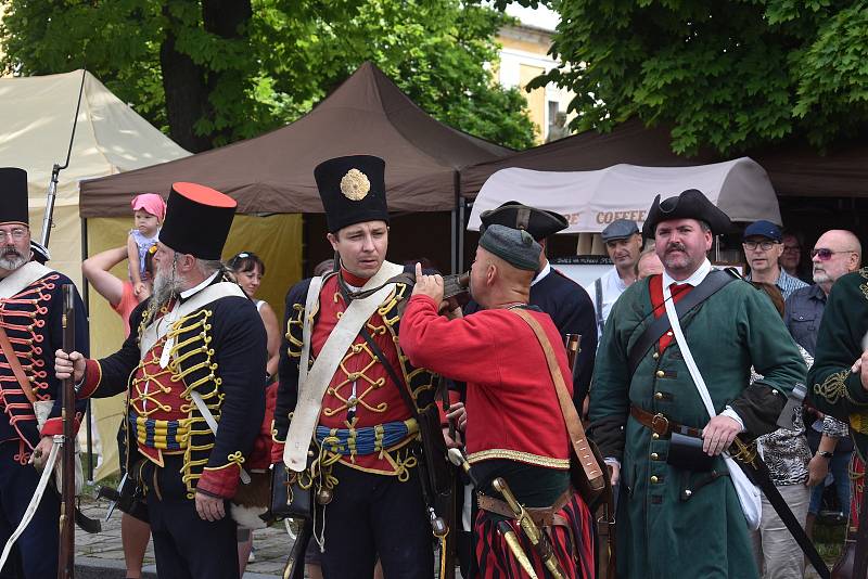 Díky dlouho očekávané akci Oživlý Josefov se pevnostnímu městu vrátila slavná vojenská minulost, kterou ochutnaly stovky návštěvníků. 