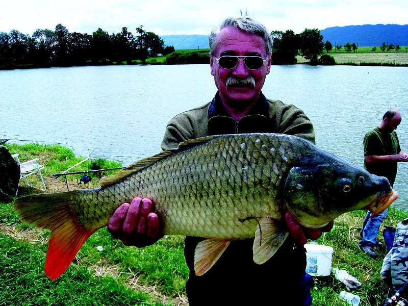 Z největší ryby  mohl mít oprávněnou radost Jiří Zdvořilý. Ten sice v prvním poločase nechytil nic, ale  v samotném závěru soutěže, když už někteří jeho kolegové balili pruty vytáhl z  vody kapra, který měřil 59 centimetrů. 