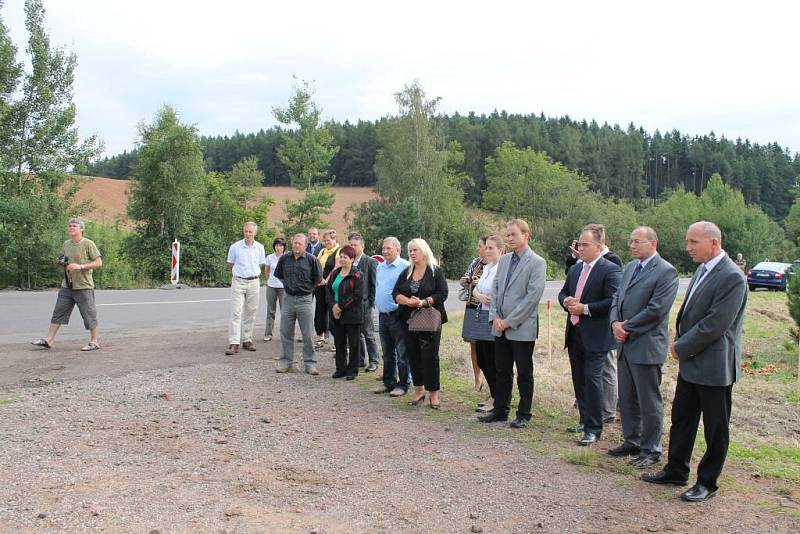 Poklepali základní kámen stavby nové silnice přes hřeben Broumovských stěn v lokalitě zvané Pasa mezi Broumovem a Policí nad Metují.