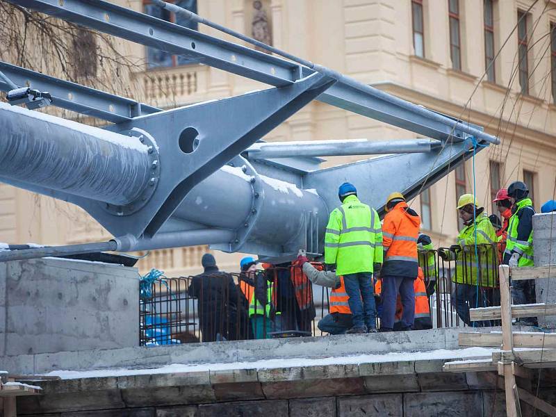 NOVOU MOSTNÍ KONSTRUKCI pokládají v těchto dnech přes Labe v centru Jaroměře.