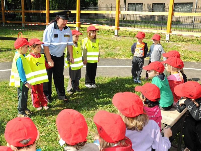 Policisté seznamovali děti nejen s bezpečností v silničním provozu, ale i se svou prací. 