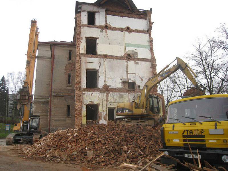 Je rozhodnuto: demolice mění někdejší Bartoňův sirotčinec ve změť stavební suti.