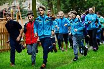 PREMIÉROVÉHO ročníku charitativní akce „Běžíme s VóCé-čkem“ se zúčastnilo na pět desítek převážně dětí.