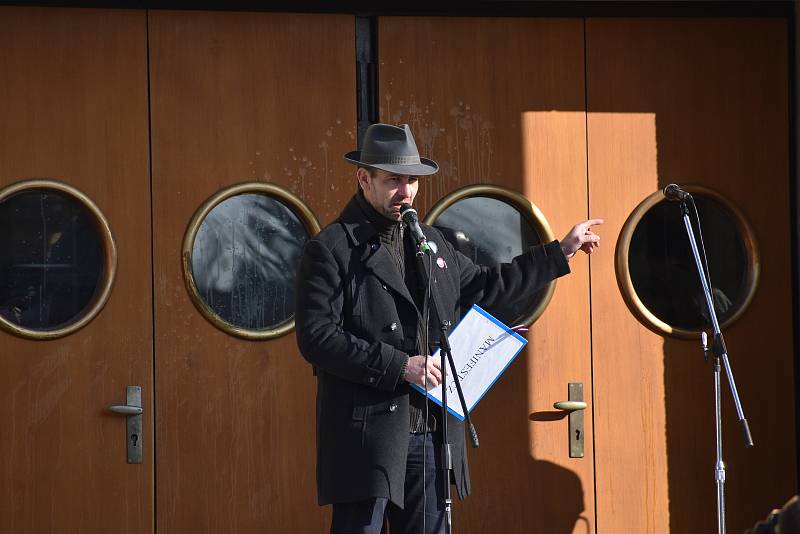 Na hronovském náměstí lidé protestovali proti vládním opatřením okolo koronavirové situace.  Hlavní slovo měl občanský aktivista David Tesař, který vybízel ke změně strachu a nepřátelství na prosperitu a radost. Výzvu k nasazení roušek takřka nikdo neresp