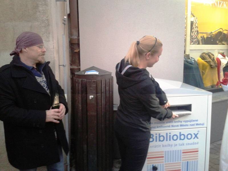 Nový bibliobox před Městskou knihovnou v Novém Městě nad Metují.