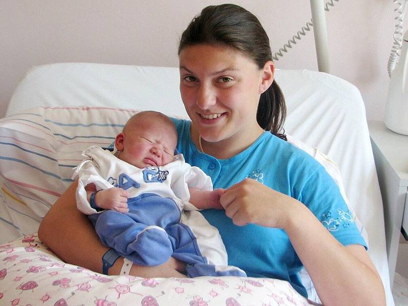MATĚJ LEJSEK se narodil 17. května 2011 ve 21:08 hodin s délkou 51 cm a váhou 3725 g. S rodiči Michaelou a Michalem bydlí ve Starkoči.   