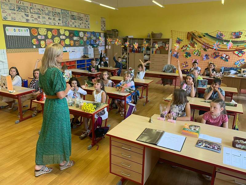 Prvňáci a druháci ZŠ Hradební Broumov dostali dnes od svých třídních učitelek vysvědčení a začaly jim prázdniny.