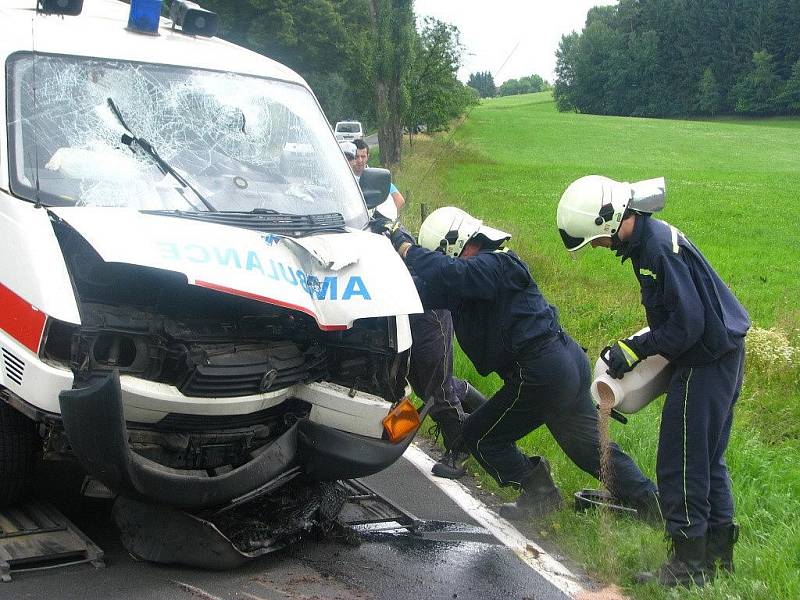 Nehoda sanitky u Červeného Kostelce.