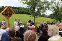 Na kopci Šibeník nad Novým Hrádkem byla v sobotu 25. června odhalena a posvěcena nová křížová cesta.