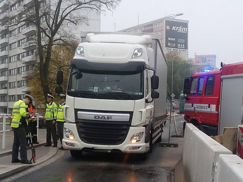 Neštěstí na Pražské. Pod koly kamionu zemřela žena
