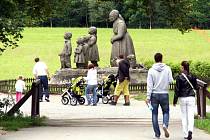 V BABIČČINĚ ÚDOLÍ prožila mladá spisovatelka mládí. Místo se sousoším Babička s dětmi od slavného sochaře Otto Gutfreunda je dnes turisticky atraktivním cílem výletů. 