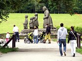 V BABIČČINĚ ÚDOLÍ prožila mladá spisovatelka mládí. Místo se sousoším Babička s dětmi od slavného sochaře Otto Gutfreunda je dnes turisticky atraktivním cílem výletů. 