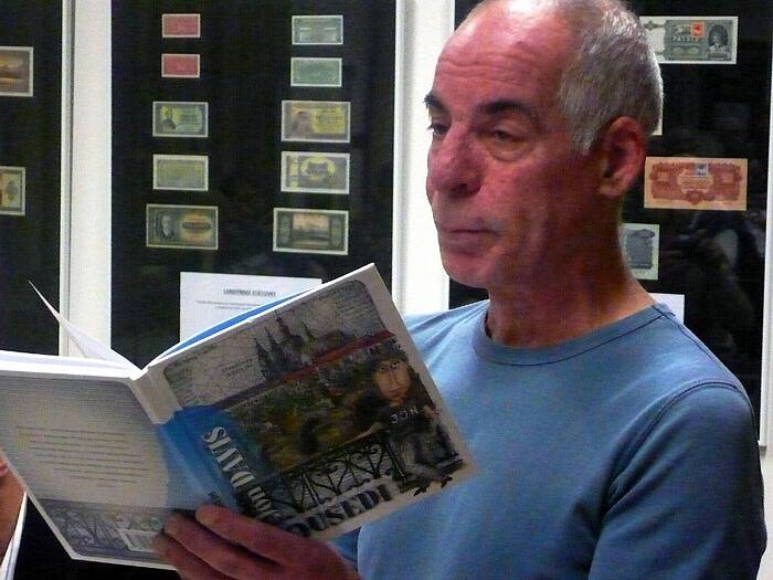 JON DAVIS Z CHICAGA, který žije už jednadvacet roků v Praze, četl své povídky v novoměstské knihovně. 