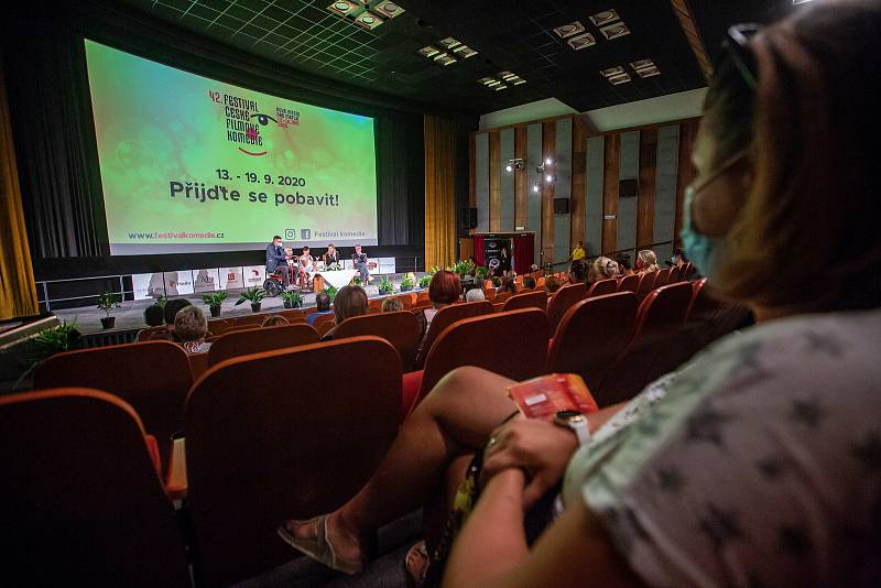 Druhý den festivalového veselí v Novém Městě nad Metují je za námi. Promítané filmy Ženská na vrcholu a Chlap na střídačku  doplnily besedy  s režiséry a herci, v  doprovodném programu diváci slyšeli hity Dalibora Jandy v podání Richarda Kmocha a kapely G