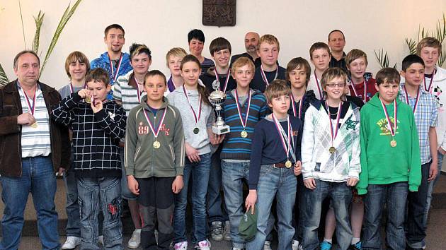 Družstvo hokejistů starších žáků HC Wikov Hronov, kteří zvítězili v krajském přeboru.