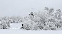 Jiráskova chata na Dobrošově v zimním hávu.
