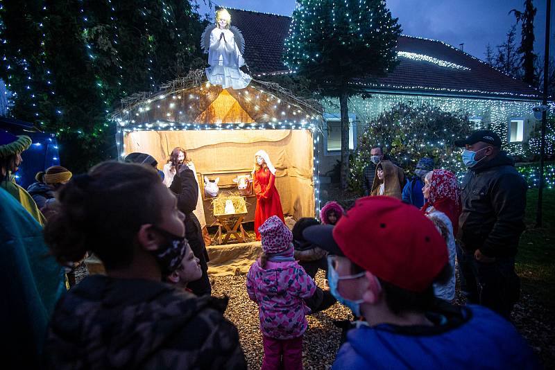 Tisíce žárovek rozsvítily v Josefově na Náchodsku Ježíkovu kancelář a přišli do ní stovky lidí. Pan Bauer každoročně zdobí svůj dům žárkovkami, betlémem i možností napsat ježíkovi do nekonečného dopisu přání.