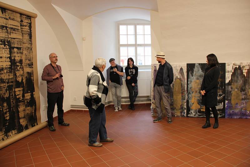 Výstava Obraz prostoru proměňuje Lapidárium v jakési jiné prostory nebo situace, které návštěvník může  objevovat a vnímat ze tří celků.