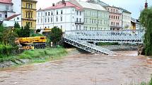 NA VYTAŽENÍ mostní lávky povolaly jeřáby. 