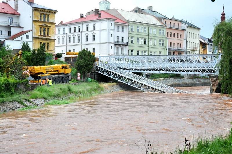 NA VYTAŽENÍ mostní lávky povolaly jeřáby. 