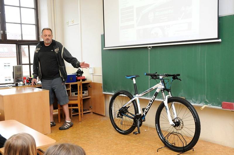 Školáci se učili předcházet úrazům, pomoci zraněnému i zásadám chování na silnici. 