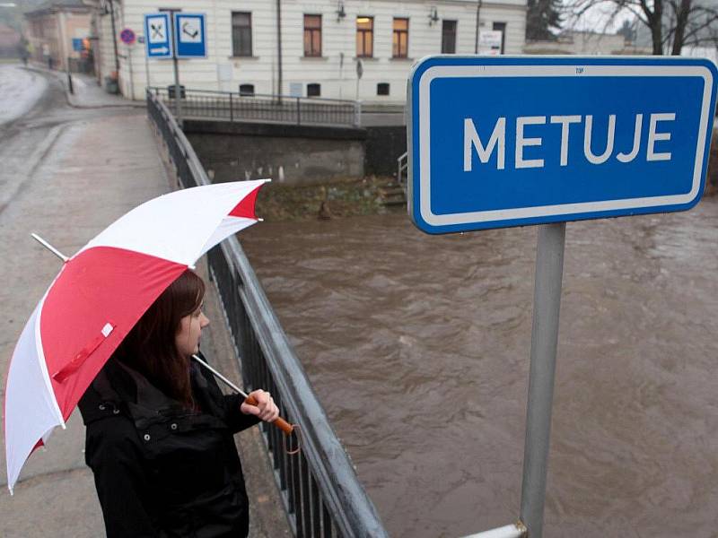 Bez deštníku to v pátek 14. ledna nešlo. Na snímku rozvodněná řeka Metuje v Krčíně.