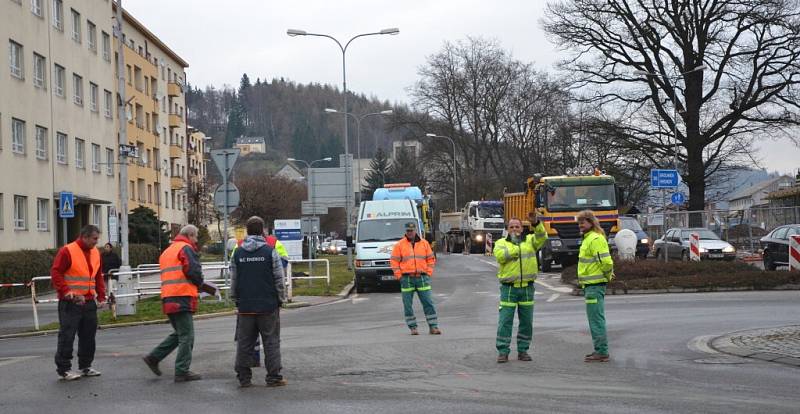 OPRAVA KRUHOVÉ KŘIŽOVATKY U ITÁLIE začala 17. března. Křižovatku čeká rozšíření a výstavba napojení nového autobusového terminálu, a to tak, aby doprava do budoucna byla plynulejší. Nyní však stavba přináší komplikace v dopravní situaci a objížďky. 