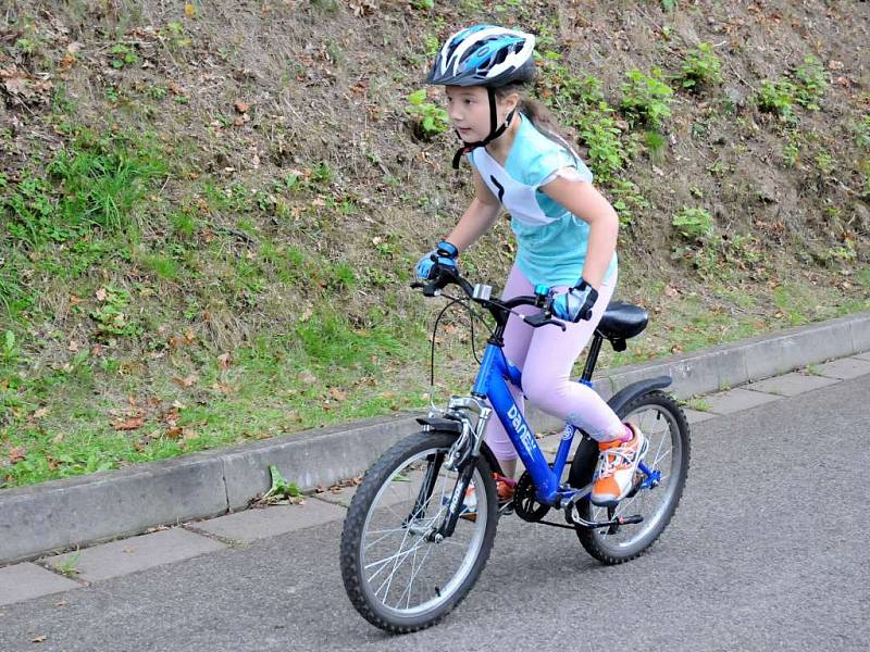 Letos už popáté se školáci od první do deváté třídy Základní školy Velké Poříčí postavili tradičně v prvním říjnovém týdnu na start cyklistického závodu „Časovka do vrchu.“ 