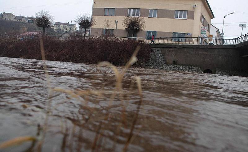 Bez deštníku to v pátek 14. ledna nešlo. Na snímku rozvodněná řeka Metuje v Krčíně.
