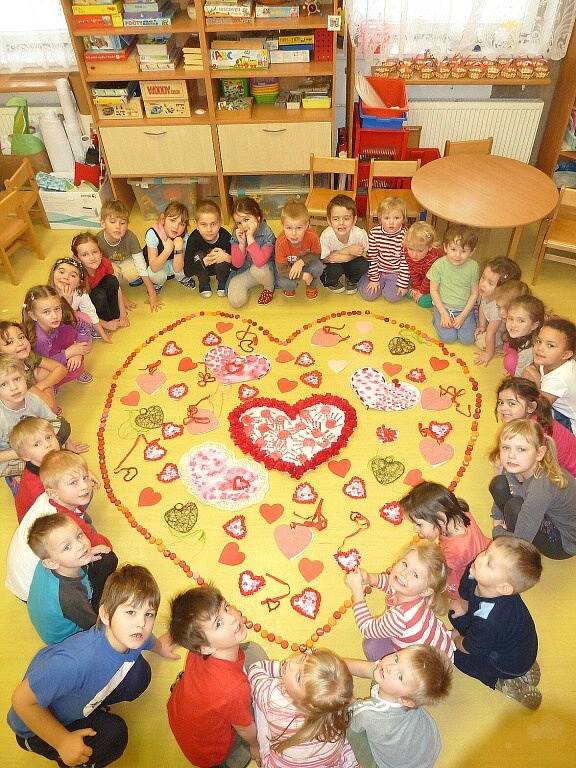 DĚTI ZE TŘÍD SLUNÍČEK A BERUŠEK z MŠ Vítkova v Náchodě Bělovsi vytvořily společně srdíčko pro své maminky, protože jedině ony umějí vykouzlit na tváři ten nejkrásnější úsměv. 