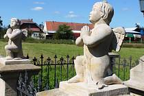 SOUSOŠÍ SE SLOUPEM Čtrnácti svatých pomocníků zhotovil v roce 1886 broumovský sochař Johann Watzek, na objednávku Genovefy, vdovy po otovickém sedlákovi Franzi Treutlerovi.